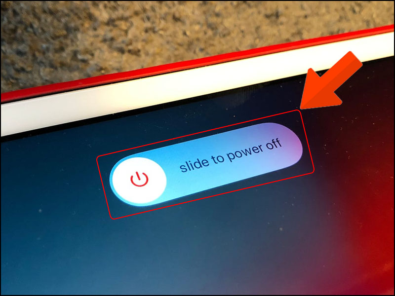 Khi màn hình như hình minh họa xuất hiện, gạt sang phải để tắt nguồn thiết bị.